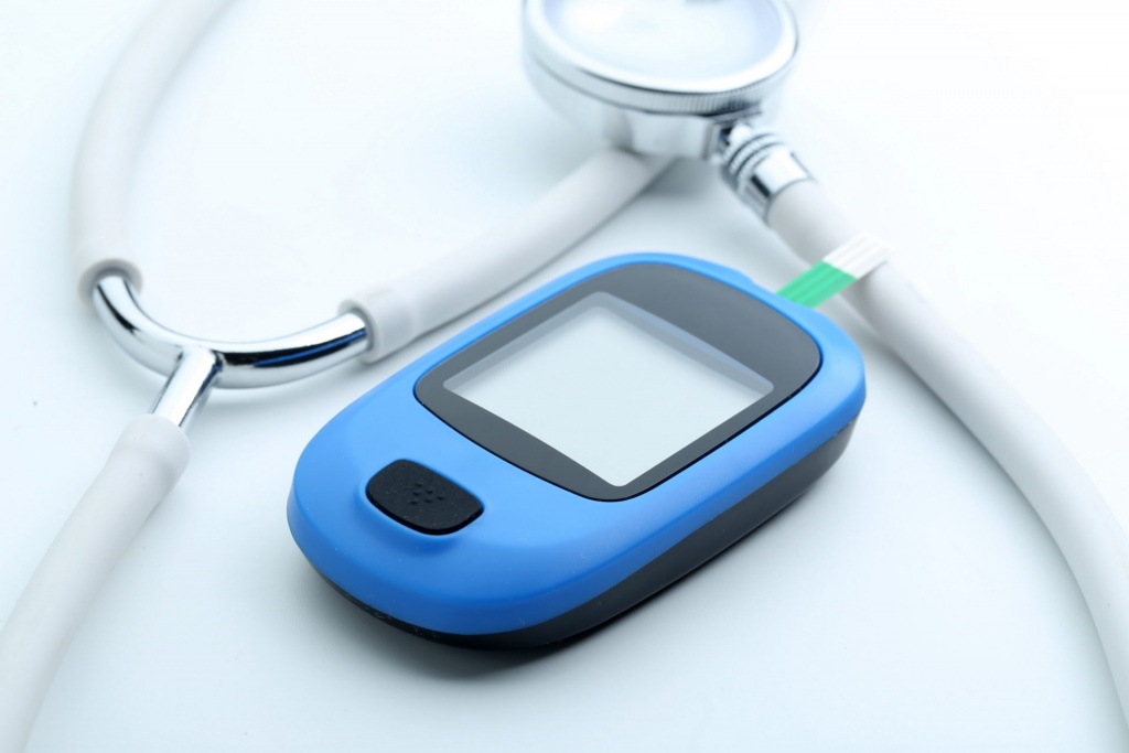 blood-glucose-meter-stethoscope-white-background-scaled.jpg