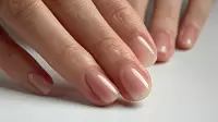 Белые пятна на ногтях пальцев рук: причины
